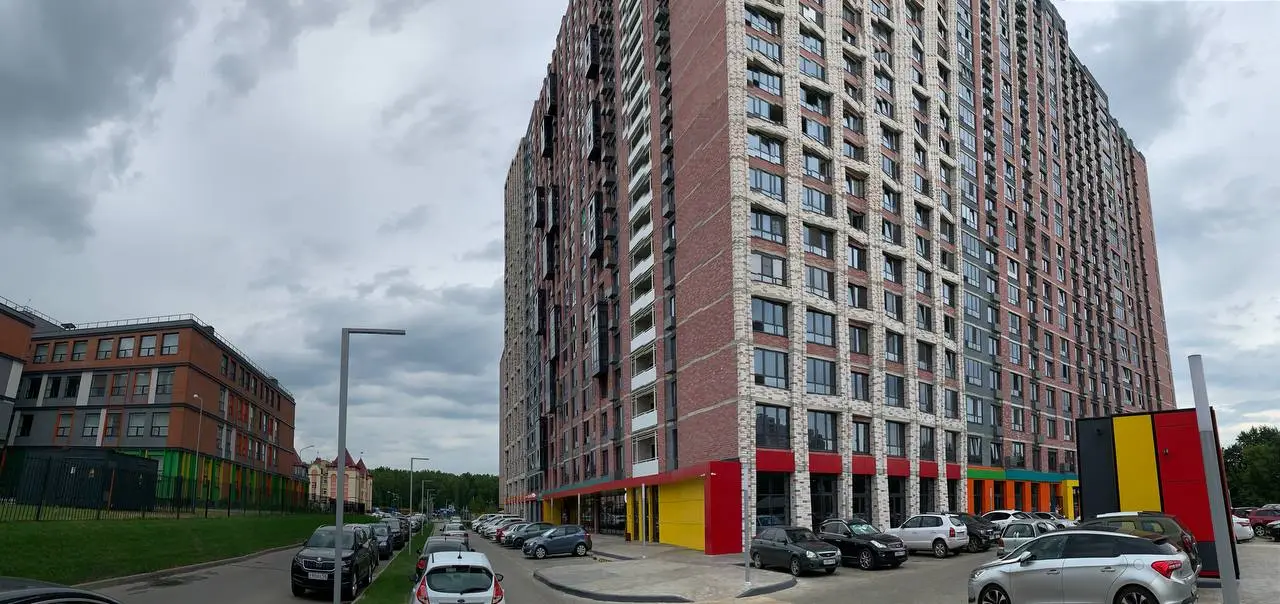 Угол дома 17 со стороны Олимпийского бульвара